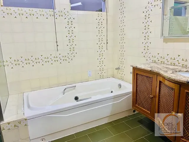 Casa com 1000m² 3 quartos e 5 banheiros, para alugar, no bairro Vila Santista em Atibaia