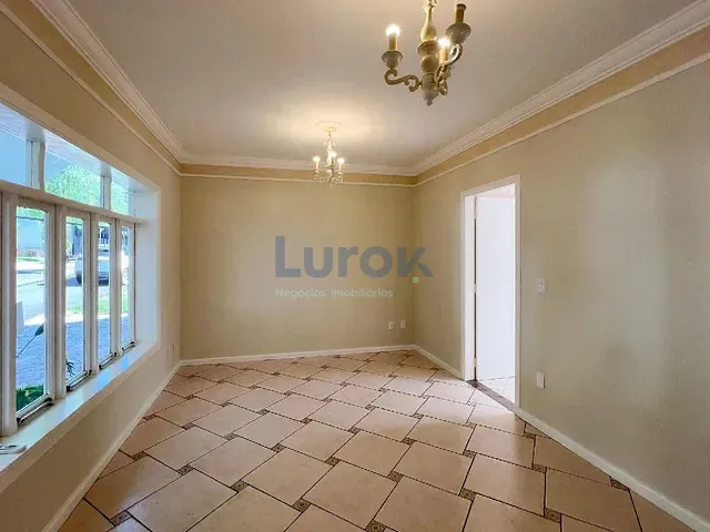 Casa com 266m² 3 quartos e 3 banheiros, à venda ou para alugar, no bairro Chácaras Silvania em Valinhos
