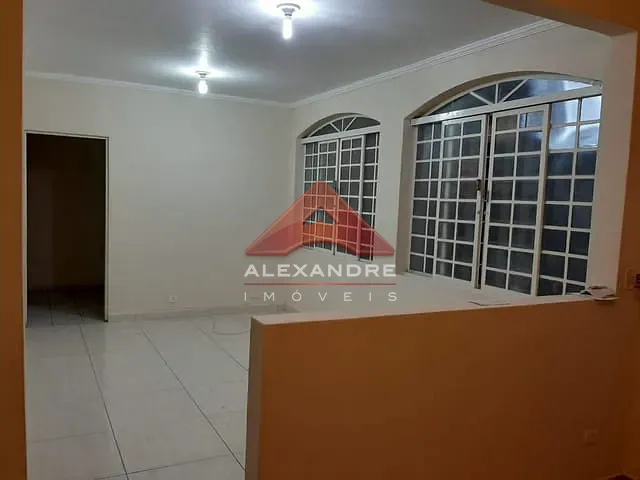 Casa com 200m² 3 quartos e 2 banheiros, à venda, no bairro Vila Industrial em São José dos Campos