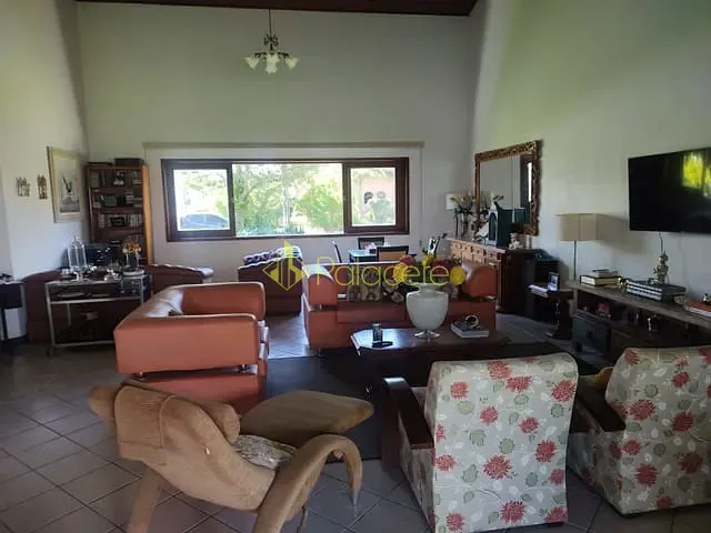 Casa com 1250m² 3 quartos e 4 banheiros, à venda, no bairro Centro em Tremembé