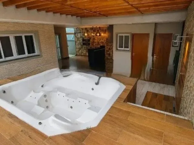 Casa com 250m² 4 quartos e 2 banheiros, para alugar, no bairro Urbanova em São José Dos Campos