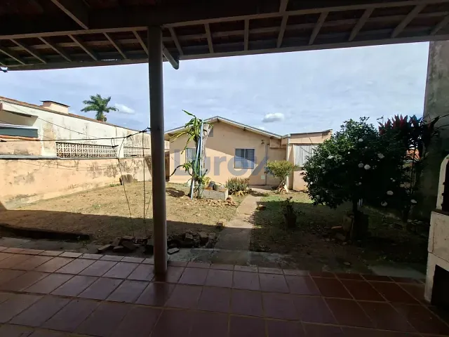 Casa com 330m² 2 quartos e 1 banheiro, à venda, no bairro Jardim Santo Antônio em Valinhos