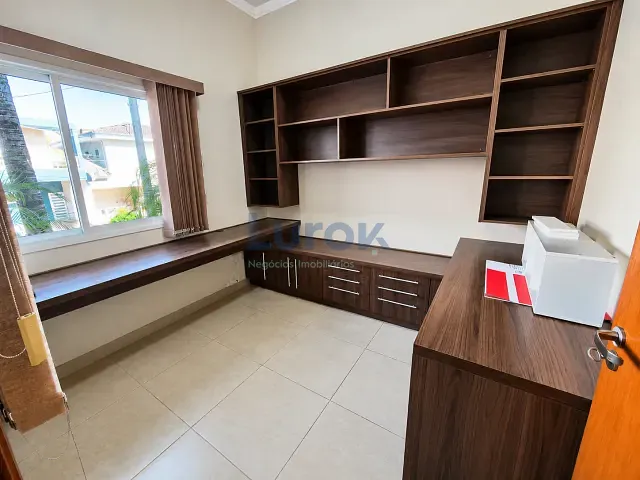 Casa com 300m² 3 quartos e 4 banheiros, à venda, no bairro Roncáglia em Valinhos
