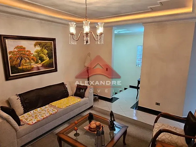 Casa com 328m² 4 quartos e 3 banheiros, à venda, no bairro Jardim das Indústrias em São José dos Campos