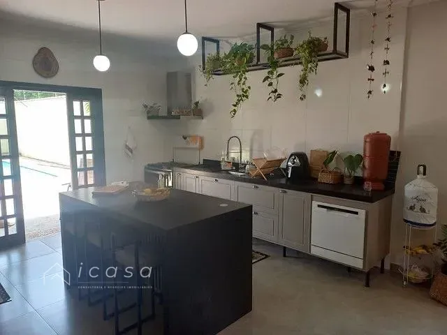 Casa com 900m² 2 quartos e 4 banheiros, à venda, no bairro Piracangaguá em Taubaté