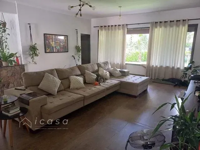 Casa com 900m² 2 quartos e 4 banheiros, à venda, no bairro Piracangaguá em Taubaté