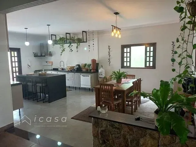 Casa com 900m² 2 quartos e 4 banheiros, à venda, no bairro Piracangaguá em Taubaté