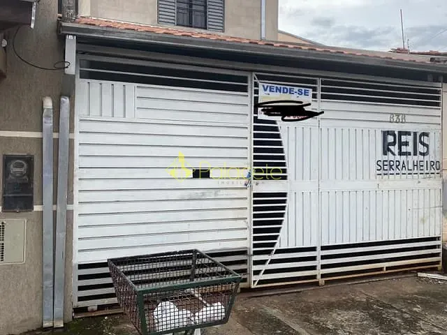 Casa com 250m² 3 quartos e 2 banheiros, à venda, no bairro Residencial Mombaça em Pindamonhangaba