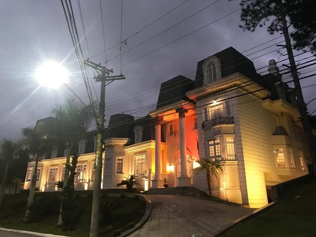 Casa com 2518m² 5 quartos e 6 banheiros, à venda ou para alugar, no bairro Tamboré em Santana de Parnaíba