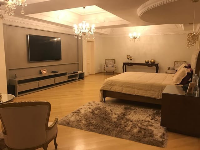Casa com 2518m² 5 quartos e 6 banheiros, à venda ou para alugar, no bairro Tamboré em Santana de Parnaíba