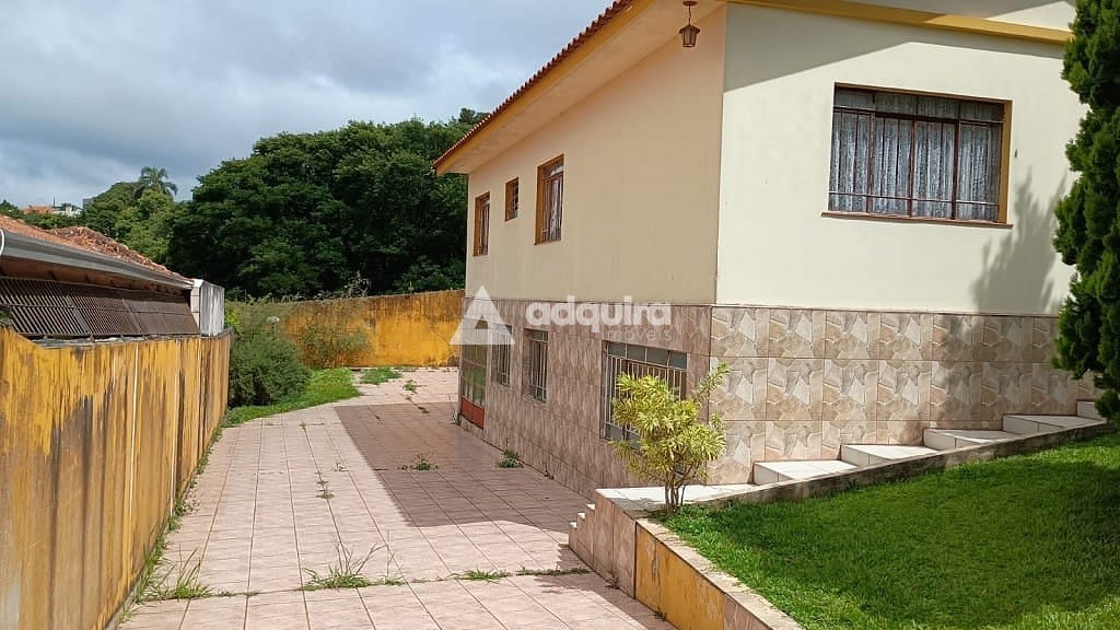 Casa à venda com 6 quartos, 220m² - Foto 1