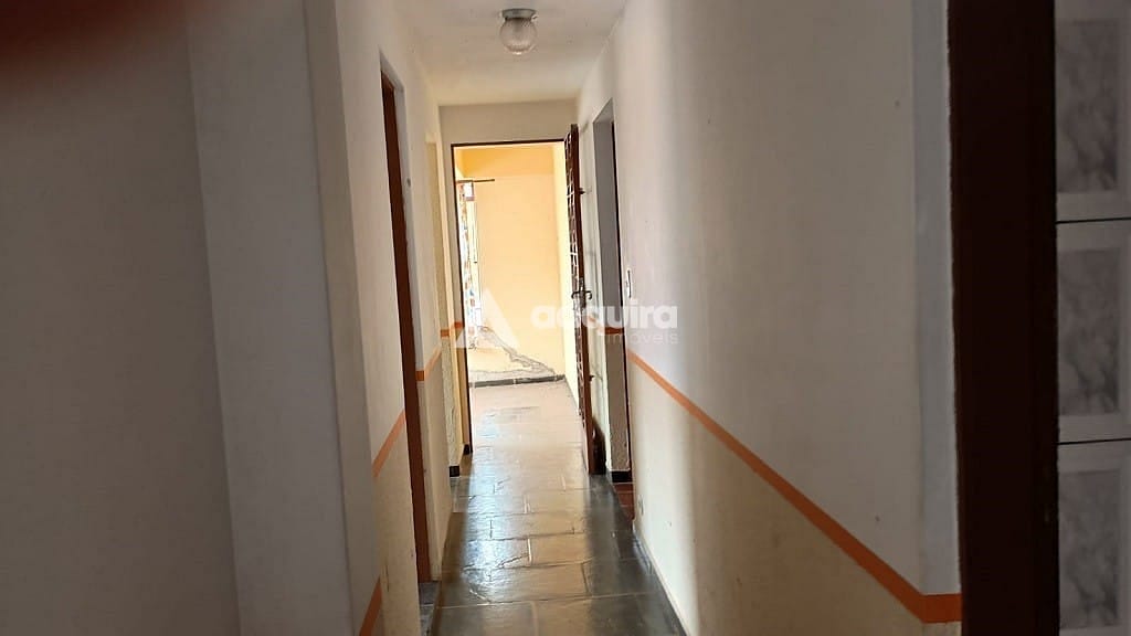 Casa à venda com 6 quartos, 220m² - Foto 2