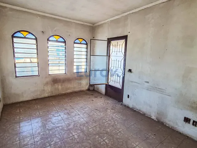 Casa com 257m² 2 quartos e 1 banheiro, à venda, no bairro Vila Papelão em Valinhos