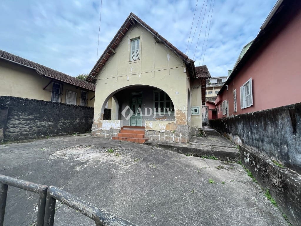 Casa à venda com 2 quartos, 120m² - Foto 1