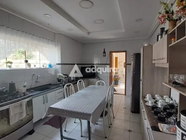 Casa à venda, no bairro Centro em Ponta Grossa