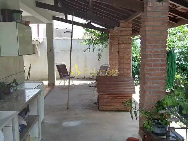 Casa com 360m² 4 quartos e 2 banheiros, à venda, no bairro São Benedito em Pindamonhangaba