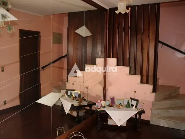 Casa com 628m² 6 quartos e 4 banheiros, à venda, no bairro Uvaranas em Ponta Grossa
