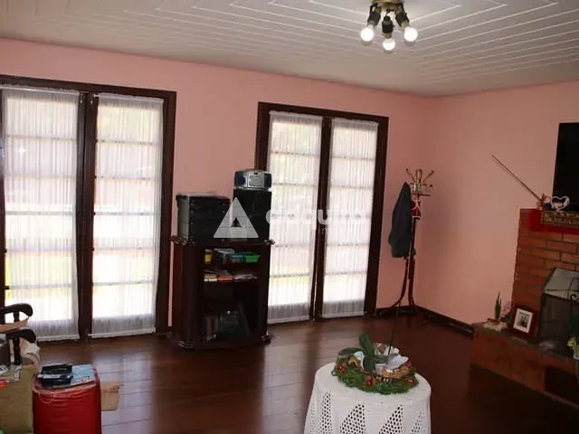 Casa com 628m² 6 quartos e 4 banheiros, à venda, no bairro Uvaranas em Ponta Grossa