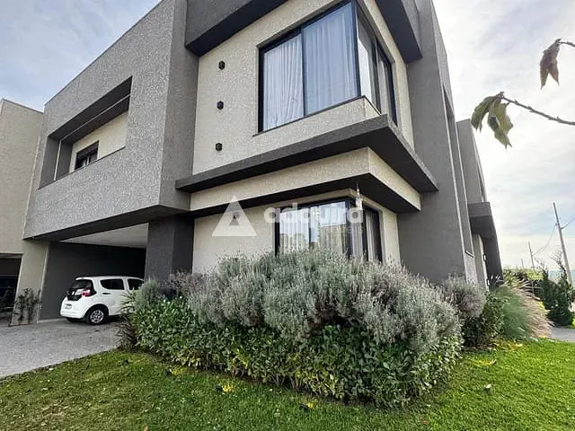 Casa com 380m² 3 quartos e 4 banheiros, à venda ou para alugar, no bairro Jardim Carvalho em Ponta Grossa