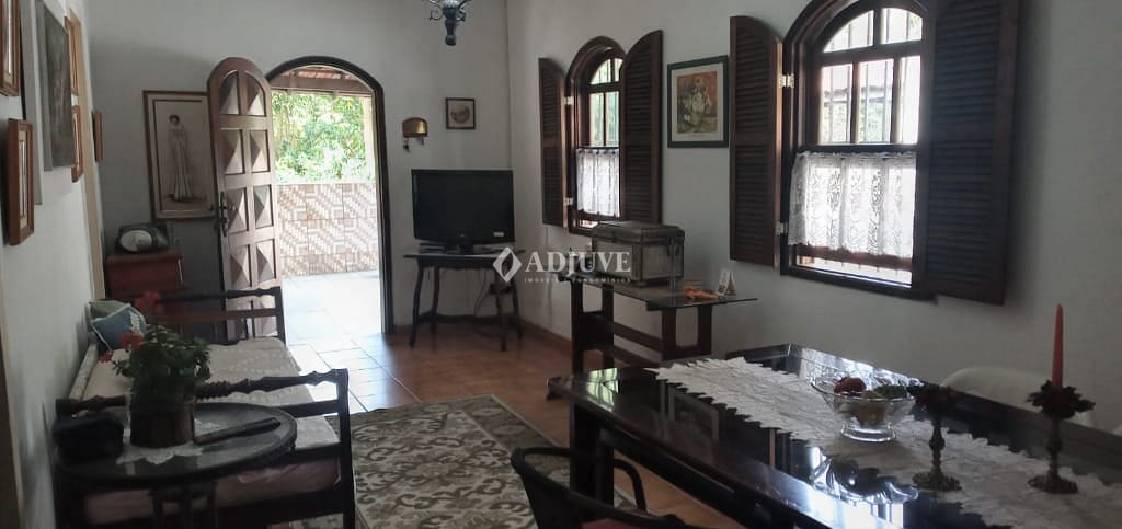 Casa à venda com 4 quartos, 90m² - Foto 1