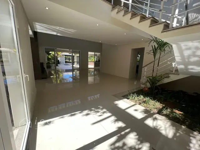 Casa com 1200m² 4 quartos e 7 banheiros, à venda ou para alugar, no bairro Condomínio Chácara Serimbura em São José dos Campos