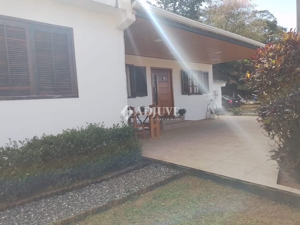 Casa à venda com 5 quartos, 148m² - Foto 1