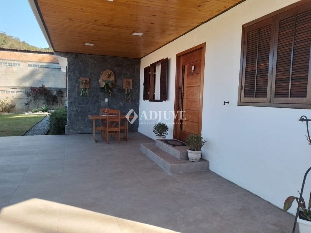 Casa à venda com 5 quartos, 148m² - Foto 3