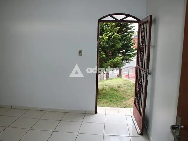 Casa 3 quartos e 2 banheiros, à venda, no bairro Ronda em Ponta Grossa