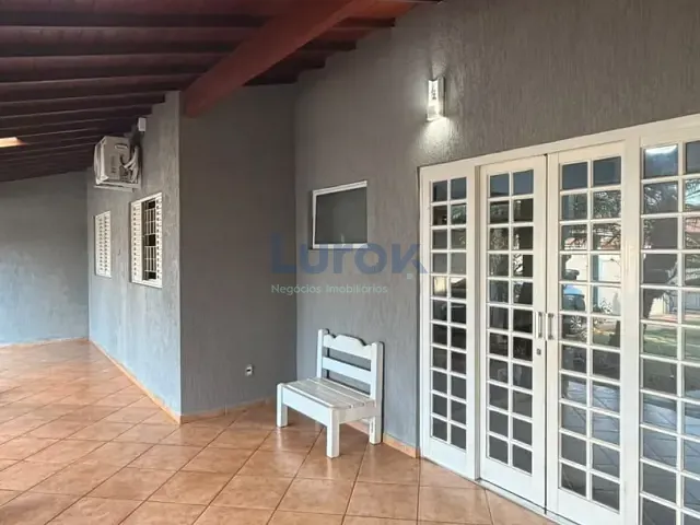 Casa com 300m² 2 quartos e 1 banheiro, à venda ou para alugar, no bairro Jardim Santa Helena em Valinhos