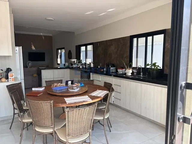 Casa com 330m² 3 quartos e 4 banheiros, para alugar, no bairro Condomínio Residencial Terras do Oriente em Valinhos