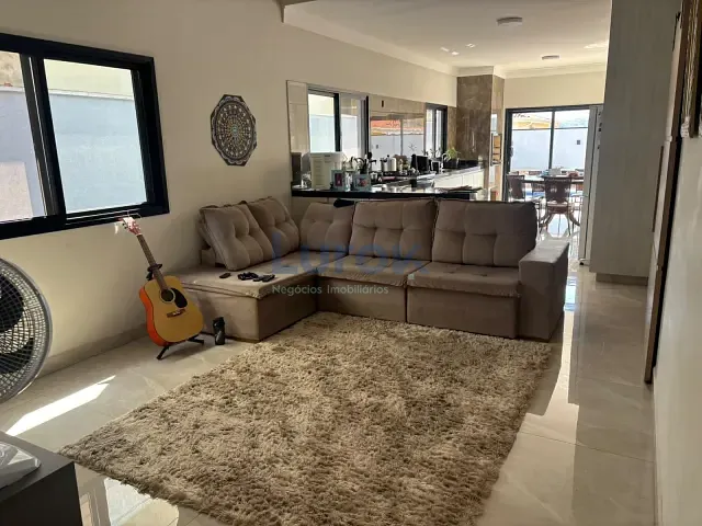 Casa com 330m² 3 quartos e 4 banheiros, para alugar, no bairro Condomínio Residencial Terras do Oriente em Valinhos