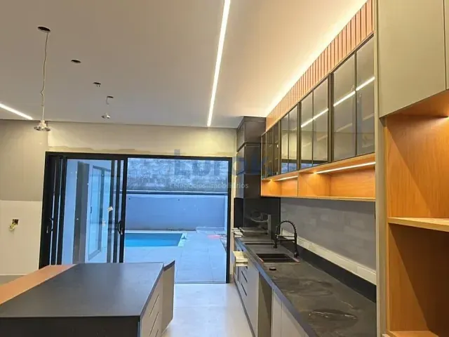Casa com 300m² 3 quartos e 5 banheiros, à venda, no bairro Roncáglia em Valinhos