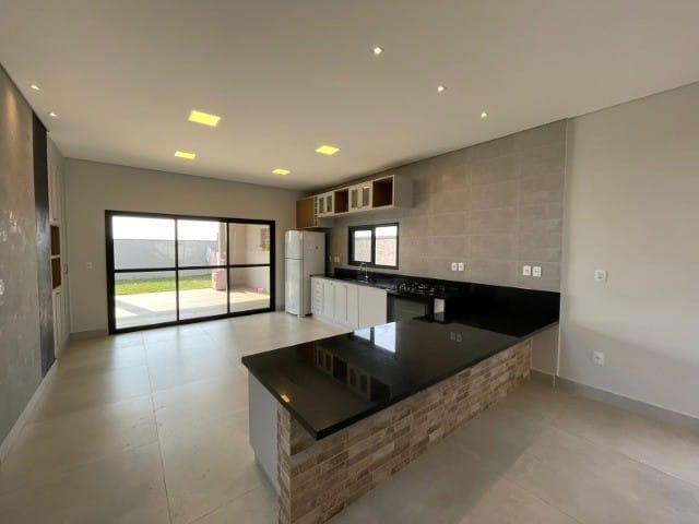 Casa com 360m² 4 quartos e 4 banheiros, à venda, no bairro Santa Mônica em Caçapava