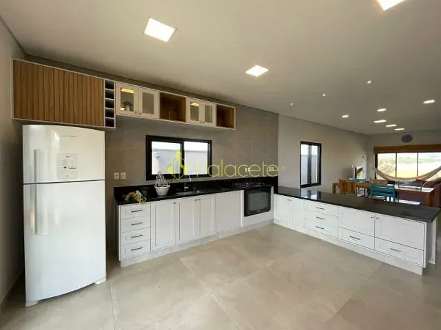 Casa com 360m² 4 quartos e 4 banheiros, à venda, no bairro Santa Mônica em Caçapava