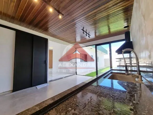 Casa com 300m² 4 quartos e 3 banheiros, à venda, no bairro Condomínio Residencial Mantiqueira em São José dos Campos