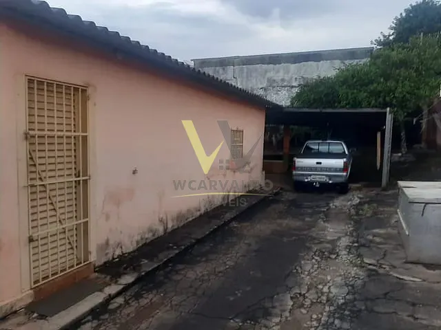 Casa com 375m² 3 quartos e 1 banheiro, à venda, no bairro Frei Estaquio em Anápolis