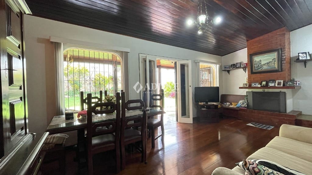 Casa à venda com 5 quartos, 200m² - Foto 4