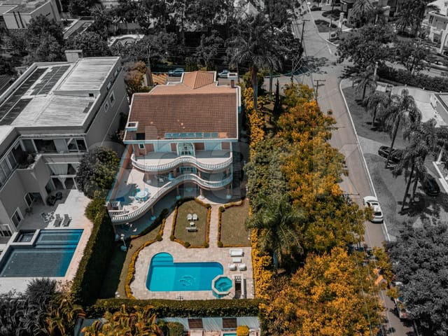 Casa com 1050m² 4 quartos e 7 banheiros, à venda ou para alugar, no bairro Tamboré em Santana de Parnaíba