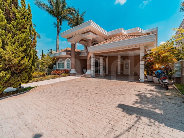 Casa com 1050m² 4 quartos e 7 banheiros, à venda ou para alugar, no bairro Tamboré em Santana de Parnaíba
