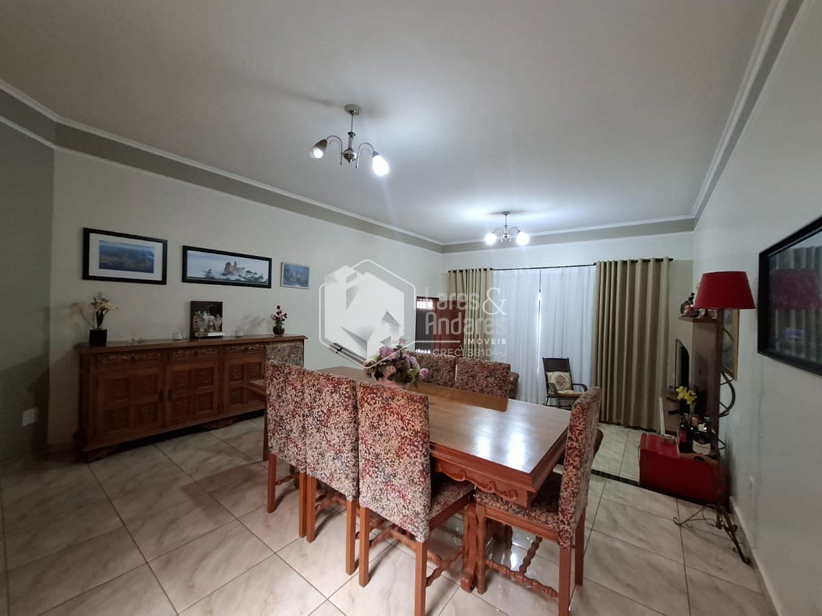 Casa à venda com 3 quartos, 211m² - Foto 3