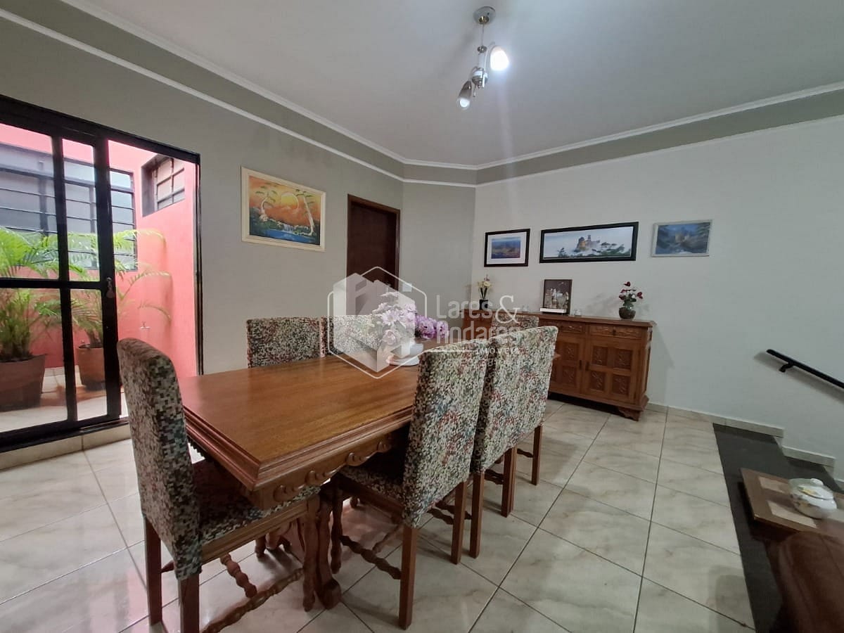 Casa à venda com 3 quartos, 211m² - Foto 2