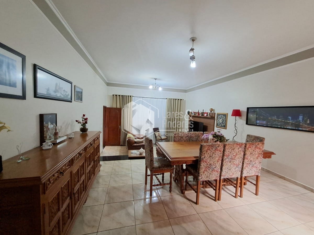Casa à venda com 3 quartos, 211m² - Foto 1