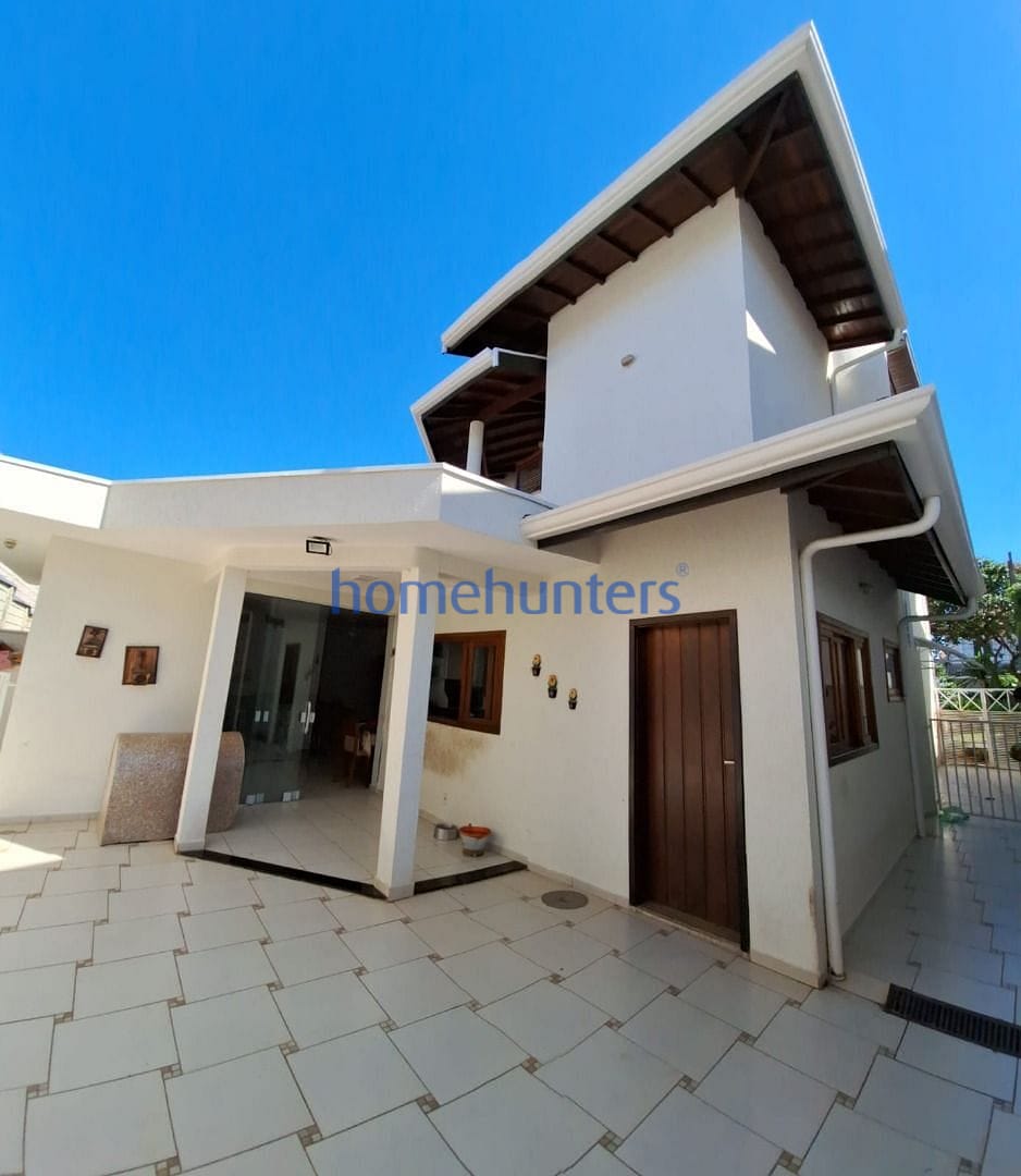Casa à venda com 3 quartos, 217m² - Foto 1