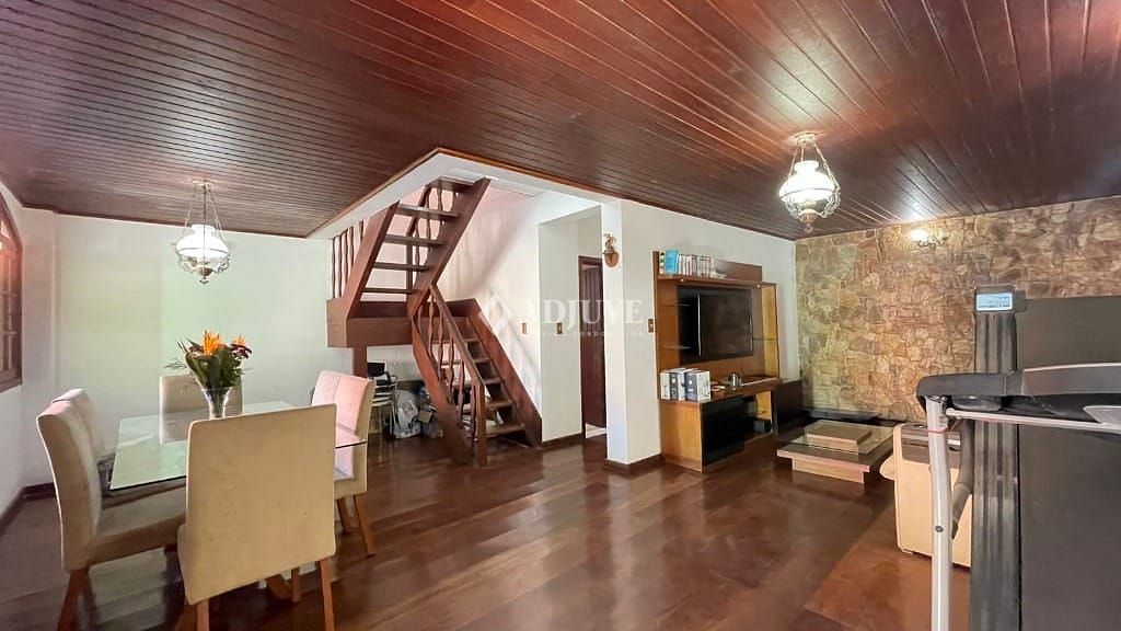 Casa à venda com 4 quartos, 179m² - Foto 1