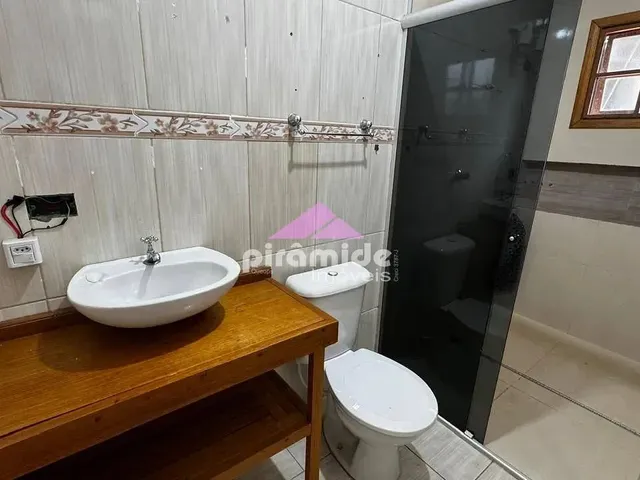Casa com 10m² 2 quartos e 3 banheiros, à venda ou para alugar, no bairro Villa Branca em Jacareí