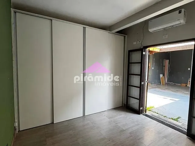 Casa com 10m² 2 quartos e 3 banheiros, à venda ou para alugar, no bairro Villa Branca em Jacareí