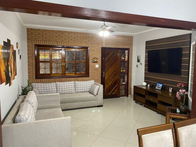 Casa com 300m² 5 quartos e 4 banheiros, à venda, no bairro Parque das Nações em Pindamonhangaba