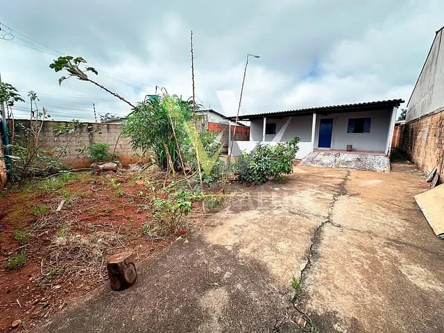 Casa com 300m² 3 quartos e 2 banheiros, à venda, no bairro Parque Residencial das Flores em Anápolis