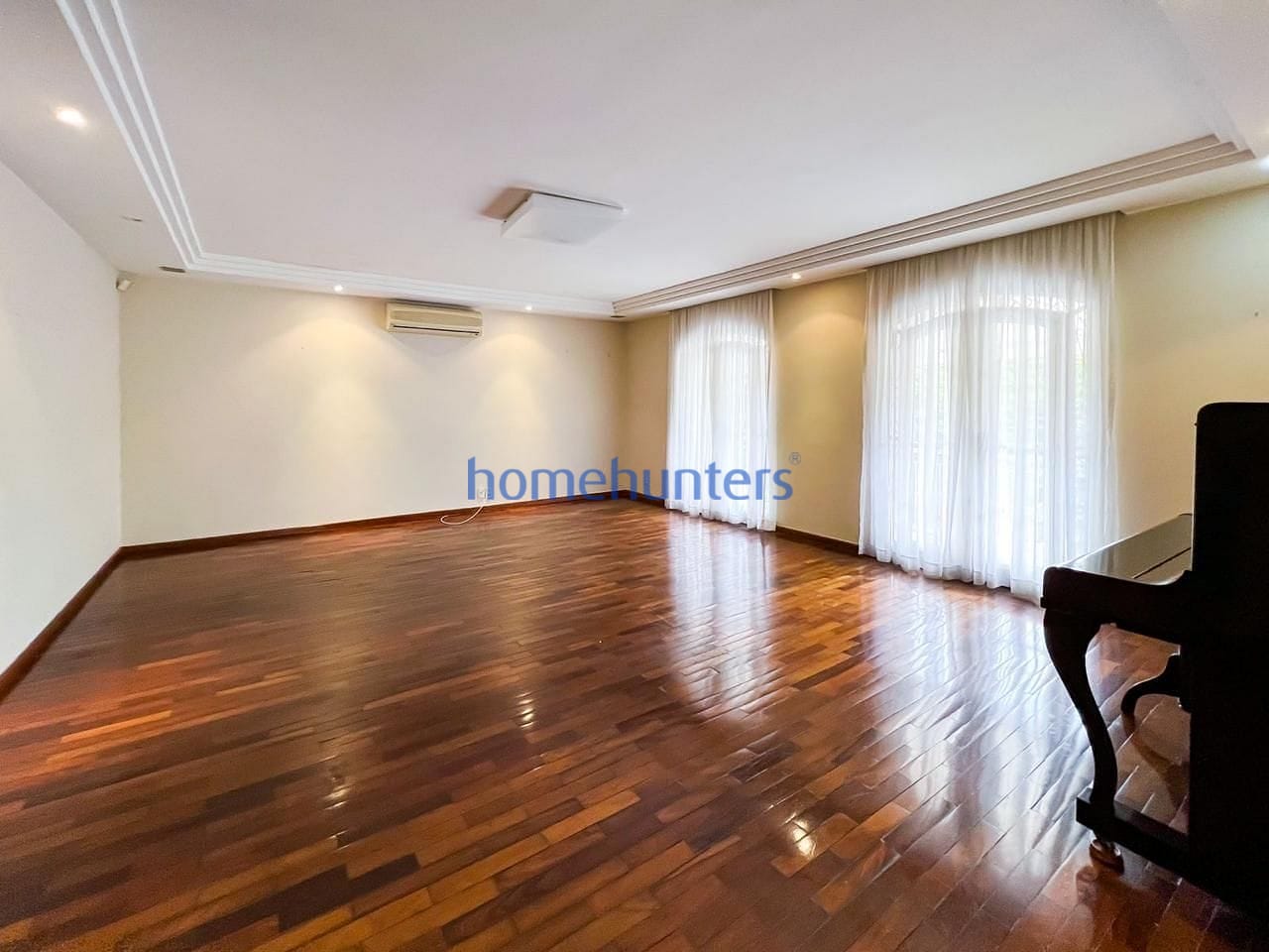 Casa à venda e aluguel com 4 quartos, 317m² - Foto 2