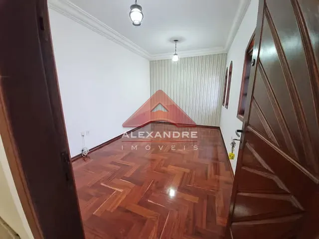 Casa com 250m² 5 quartos e 3 banheiros, à venda, no bairro Jardim Ismênia em São José dos Campos
